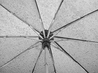 伞式雨伞织物雨滴下雨天气黑色黑与白背景图片