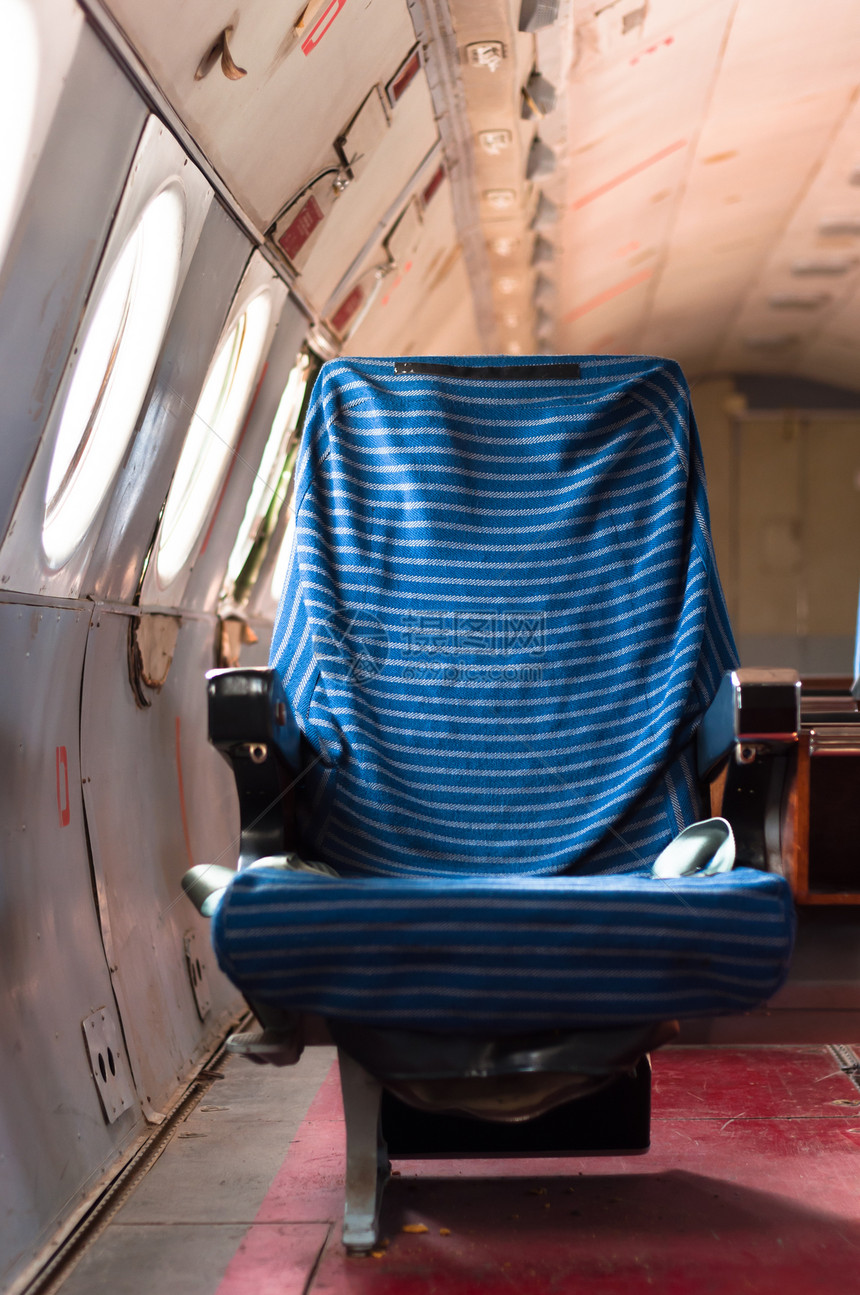 一座老旧飞机的座椅图片