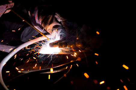 用火花焊接合的玻璃板丙烷机械师火焰蓝色维修气体辉光火炬金工工作背景图片