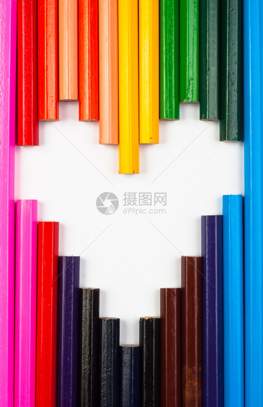 白色的彩色铅笔 以心脏形状商业艺术娱乐木头染色补给品生活色调童年组织图片
