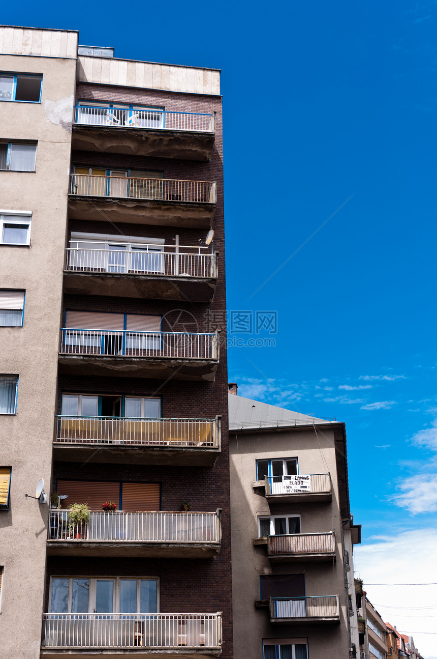 在蓝天对面的公寓楼图片