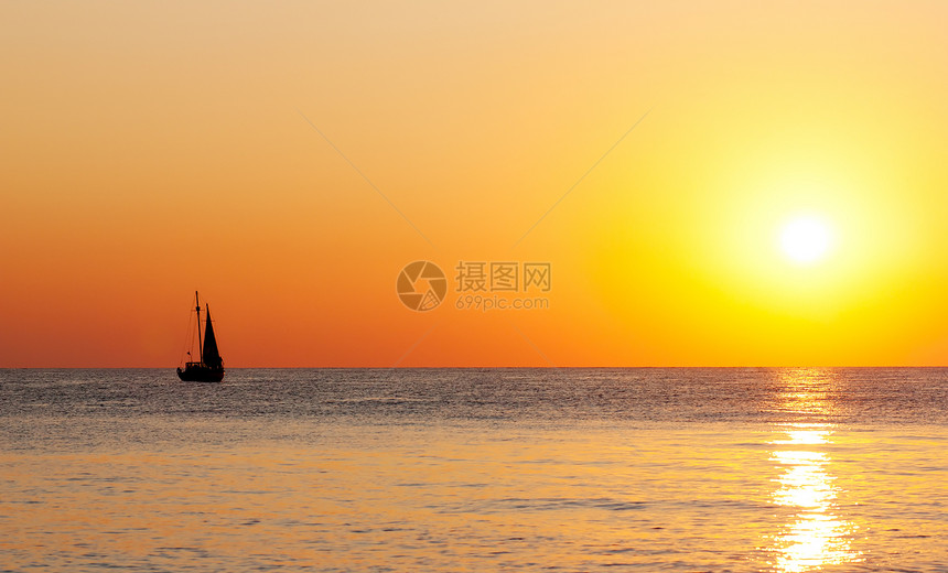 日落波浪地平线天空航行太阳假期海洋海滩阳光海岸线图片