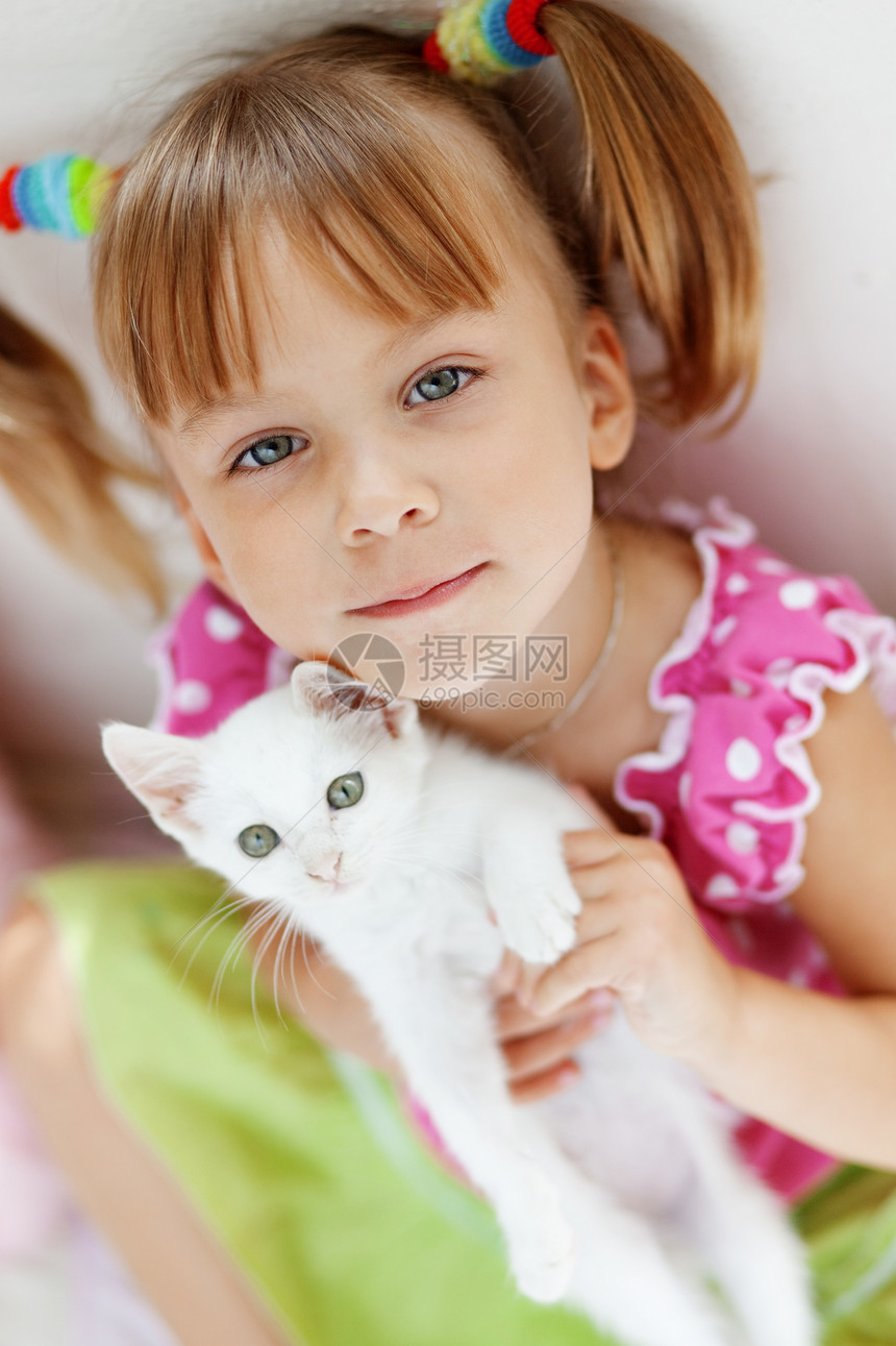 有小猫咪的孩子游戏家庭压痛女孩微笑宠物友谊拥抱童年情怀图片