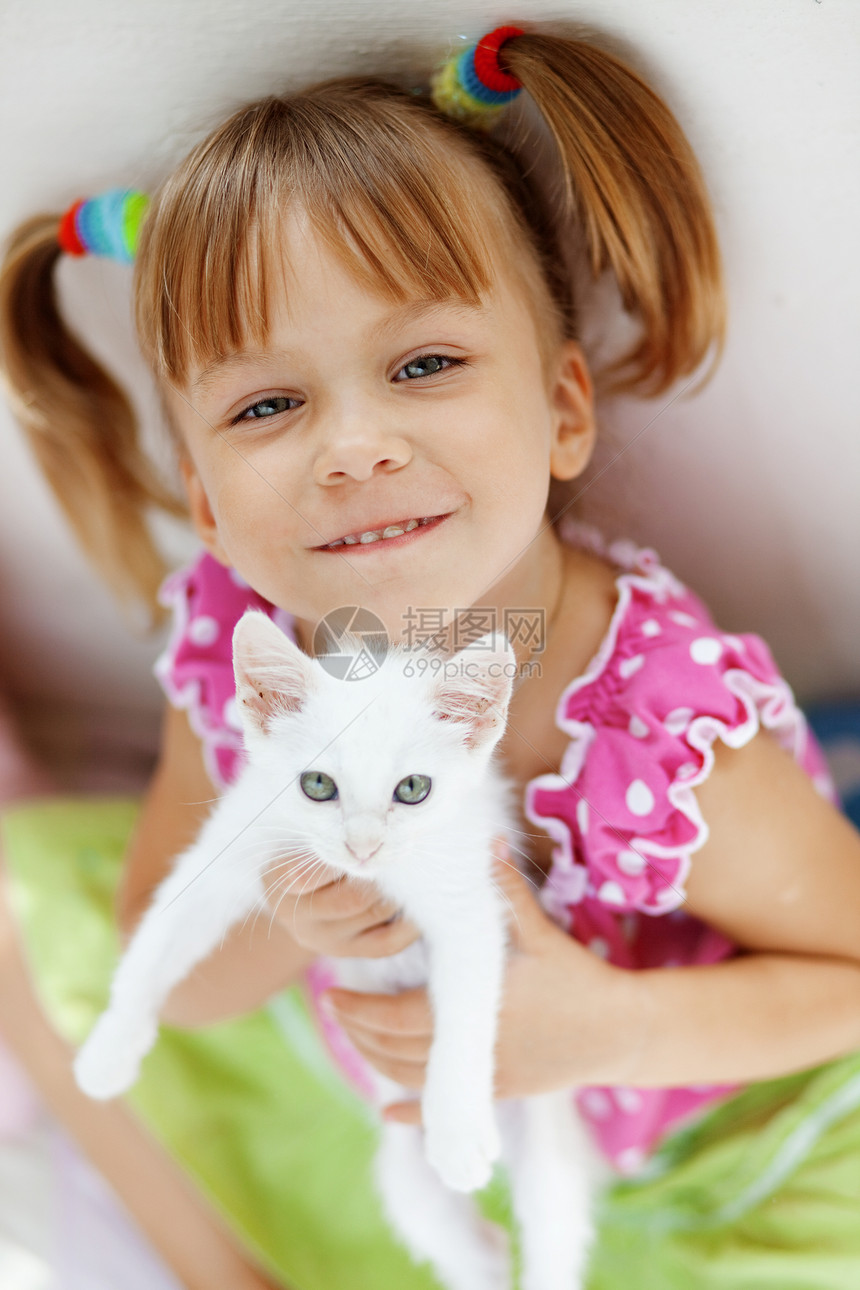 有小猫咪的孩子婴儿微笑压痛友谊女儿拥抱童年动物家庭乐趣图片