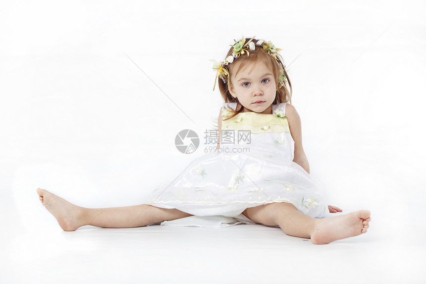 穿着裙子的漂亮女孩赤脚云杉喜悦衣服绿色花朵白色婴儿公主戏服图片