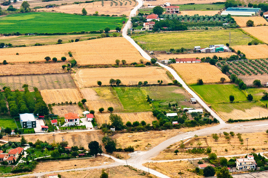 对绿地的空中观察房子农田天线场景地区谷物文化牧场场地土地图片