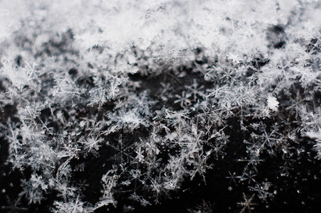 黑色背景宏观拍摄的冰球冠状体玻璃磨砂冰花框架霜花蓝色冻结雾凇窗户霜露背景
