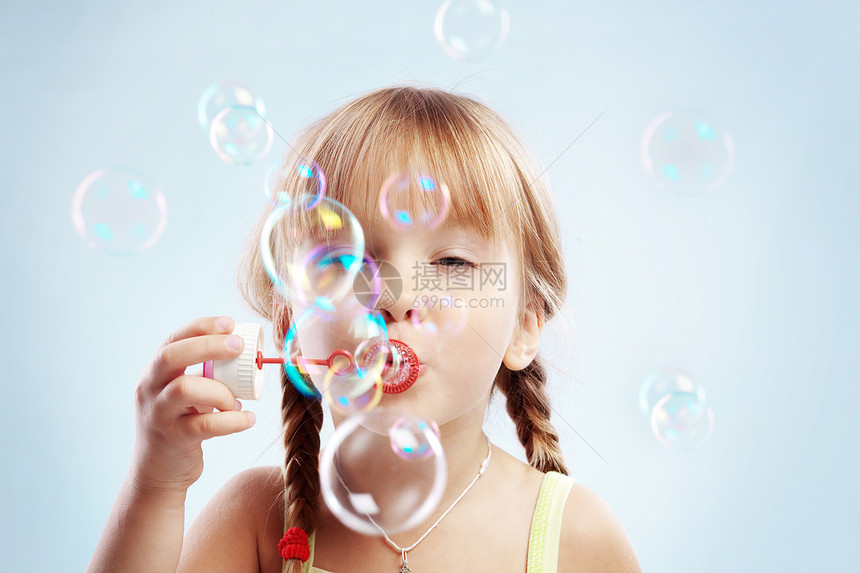小女孩吹泡泡泡游戏女孩乐趣幸福育儿眼睛女性肥皂童年工作室图片