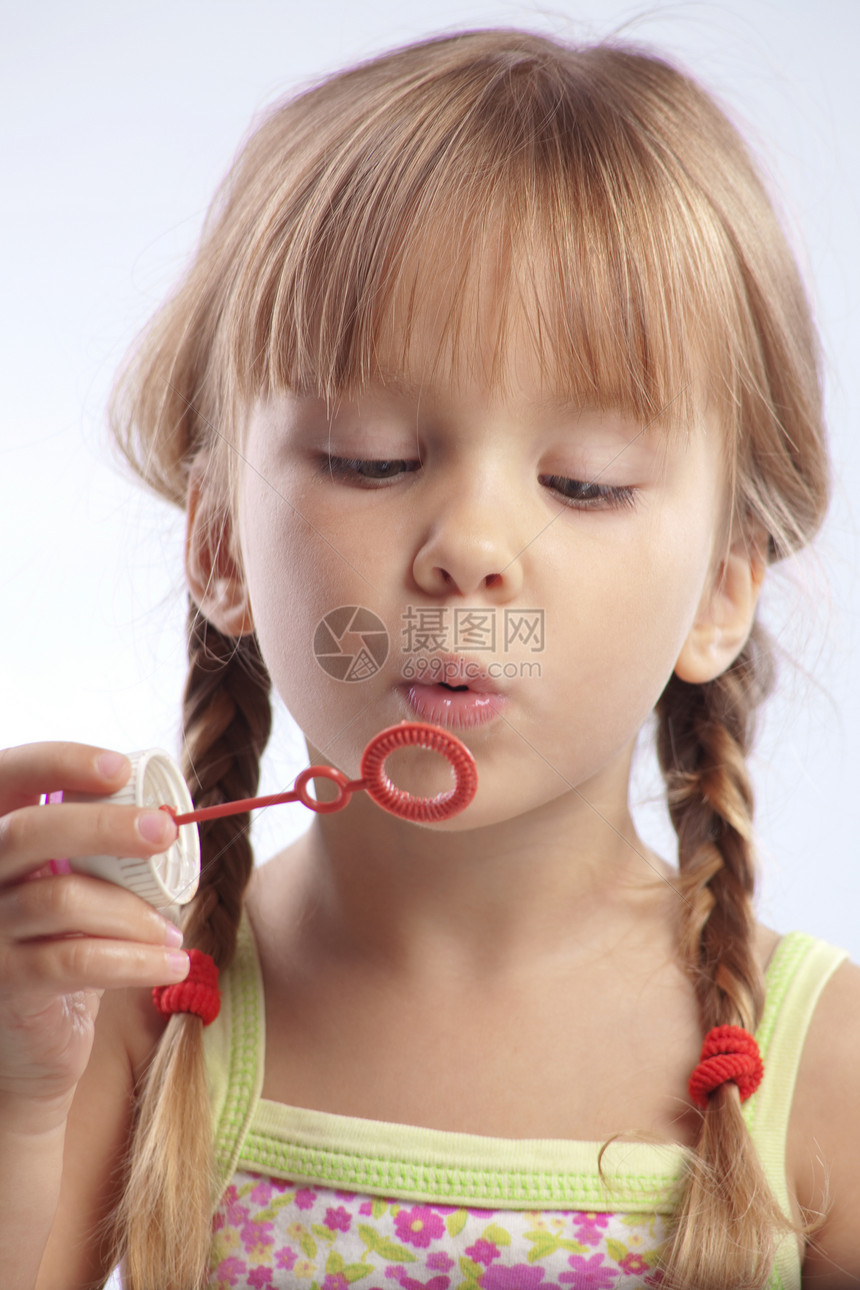 小女孩吹泡泡泡工作室眼睛气泡孩子快乐幸福女性发型童年乐趣图片