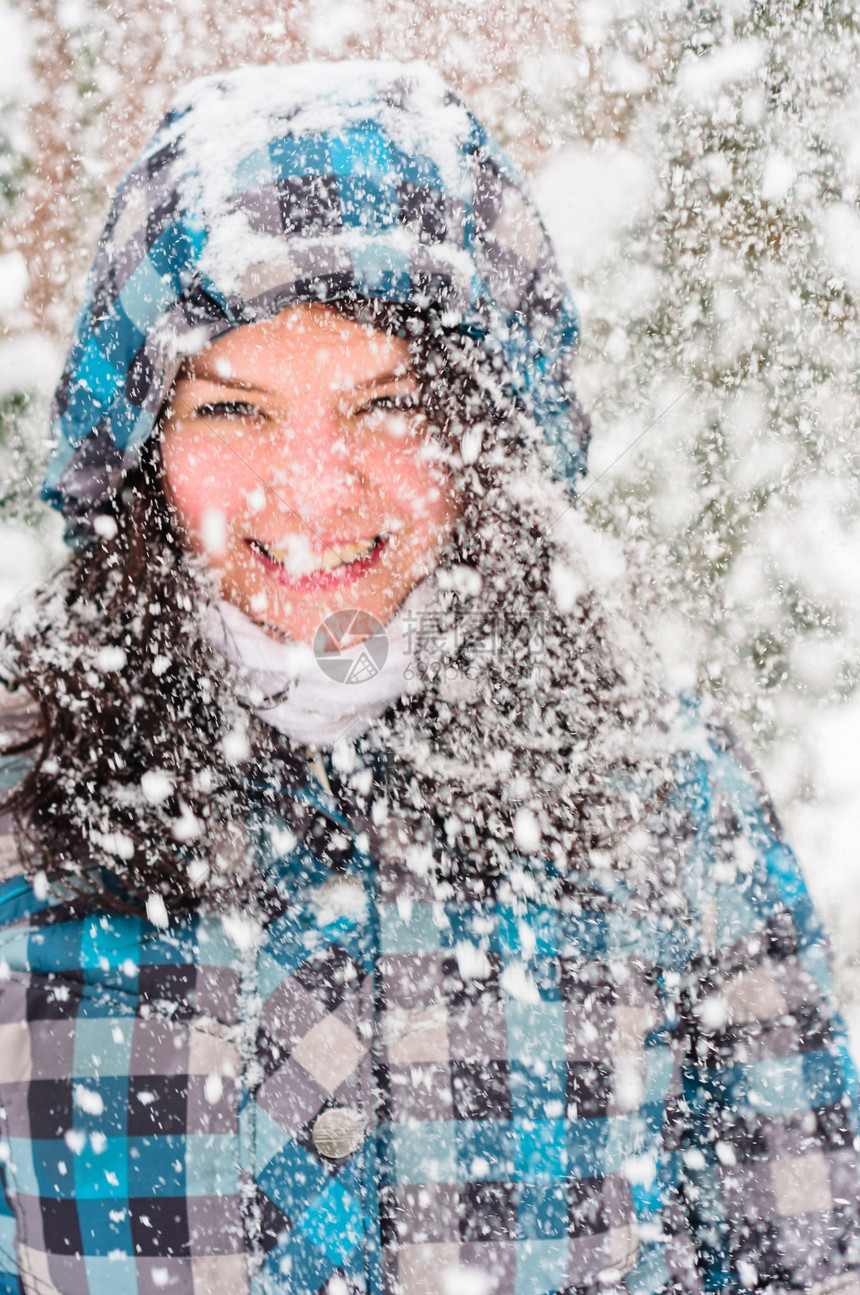 一张有好多雪花的女人的专注画面女孩们嘴唇手套女士女孩蓝色薄片眼睛女性照片图片