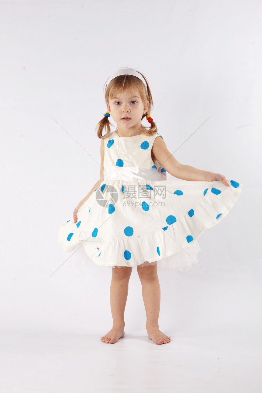 可爱的小女孩裙子公主工作室冒充婴儿白色喜悦发型童年赤脚图片