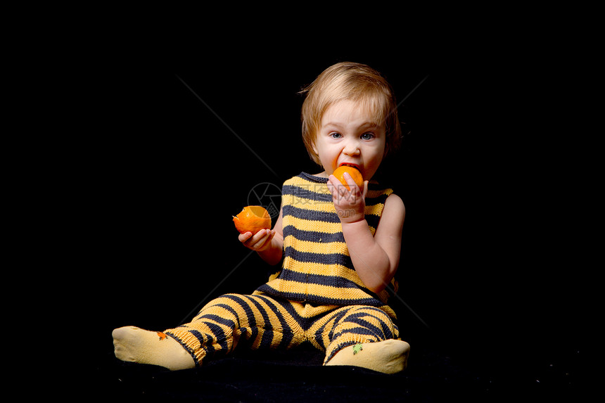 吃橙子的婴儿蜂图片