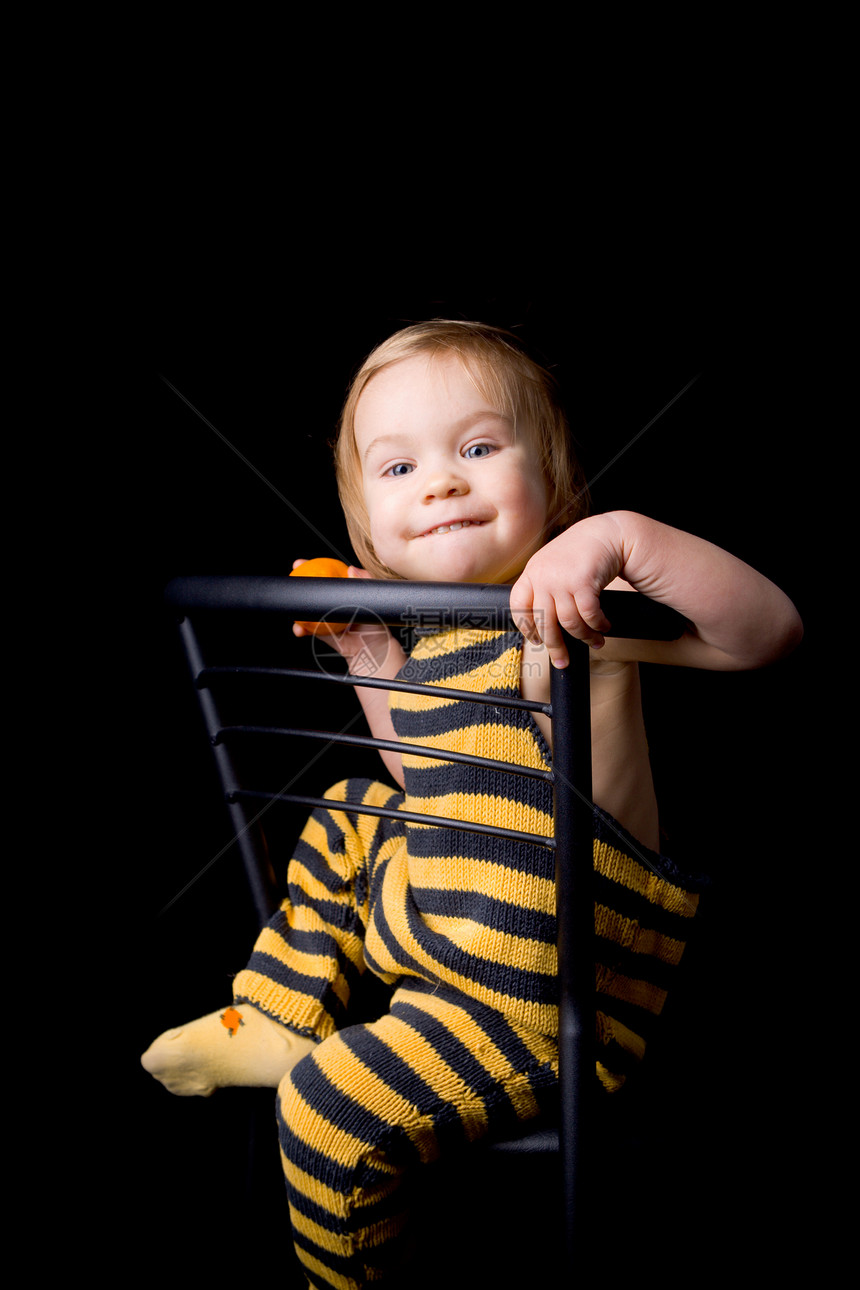 坐在椅子上笑笑笑笑的婴儿图片