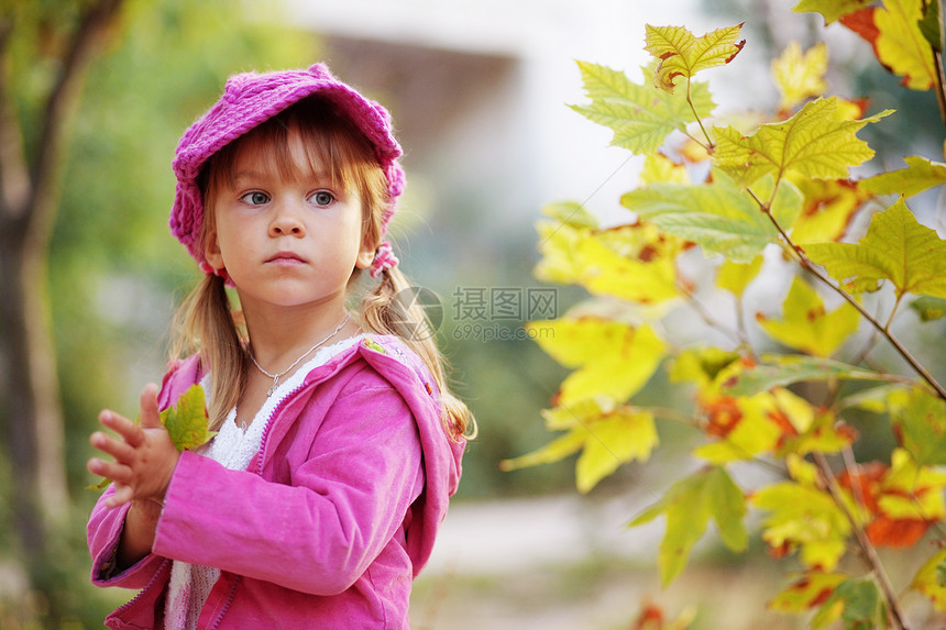 秋天公园的可爱女孩女儿帽子衣服粉色女性孩子育儿童年季节性公园图片