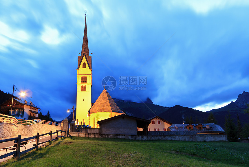 夜晚的阿尔卑斯教堂图片