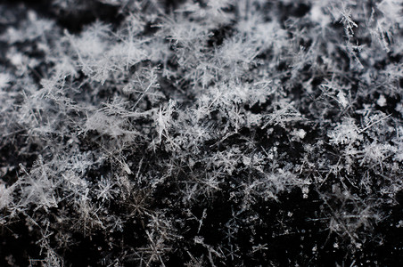 霜露黑色背景宏观拍摄的冰球冠状体水晶框架冰花玻璃霜花磨砂蓝色冻结薄片季节背景
