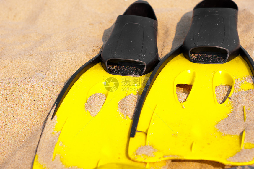 在沙滩上的沙地上脚蹼面具休闲风景旅游假期海岸海景游客黄色图片