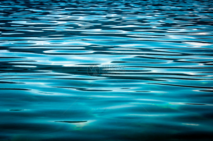 美丽的蓝水表面作为背景质地的美丽蓝色水面天气岩石海浪镜头生活色调海岸线海洋地面材料图片