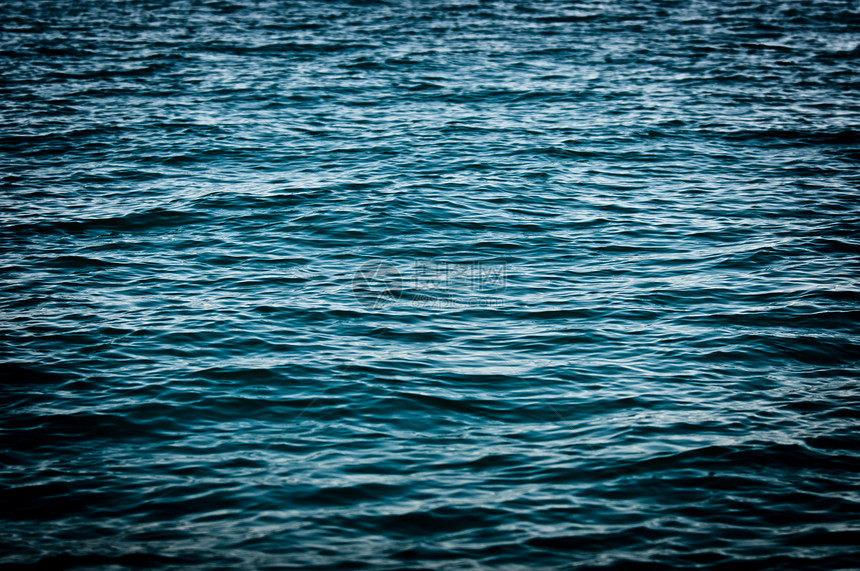 美丽的蓝水表面作为背景质地的美丽蓝色水面石头团体镜头海景生活地面色调海岸线海洋支撑图片