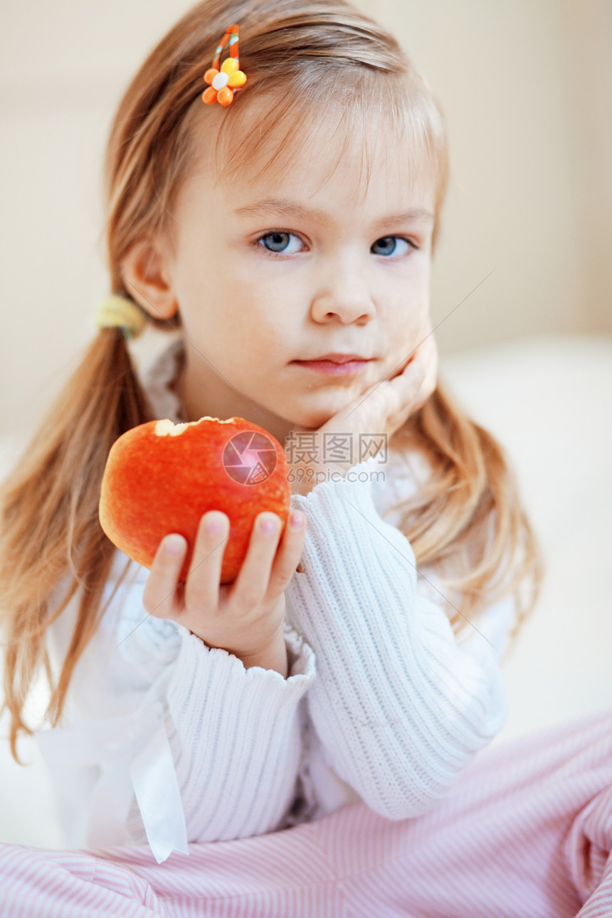 有苹果的孩子女性食物小吃快乐青年保健水果婴儿早餐女儿图片