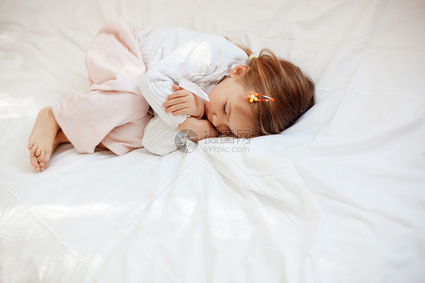 儿童在床上睡觉孩子睡眠说谎婴儿赤脚房间滚动女儿休息育儿图片