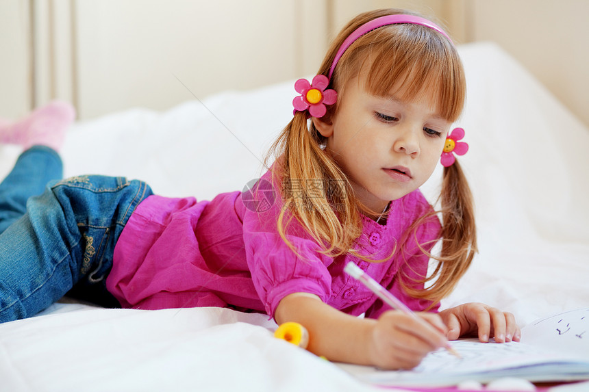 可爱的儿童绘画专注插图乐趣画家福利女孩童年铅笔艺术家女儿图片