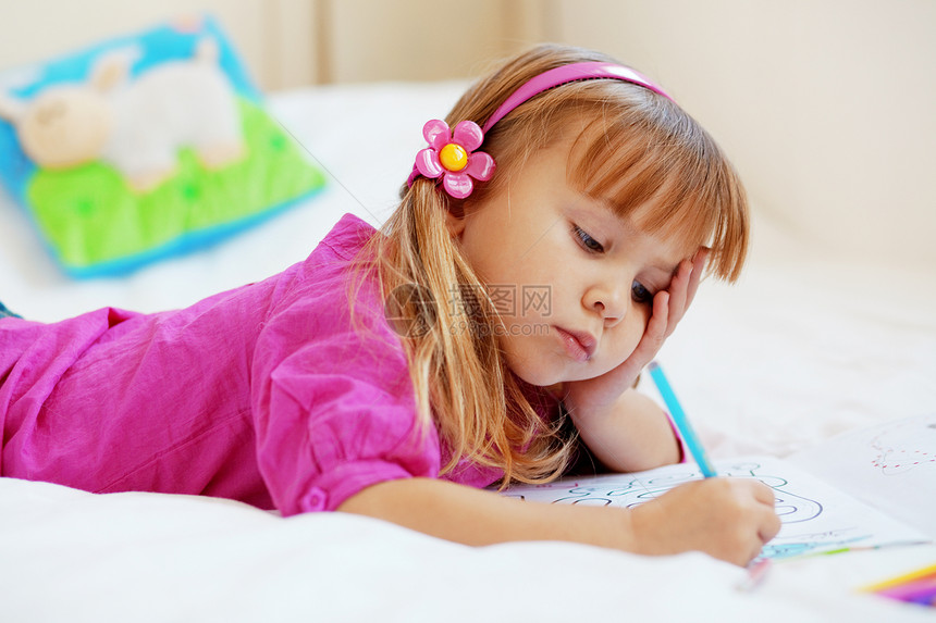 可爱的儿童绘画艺术家房间女孩童年学习专注女儿插图画家福利图片