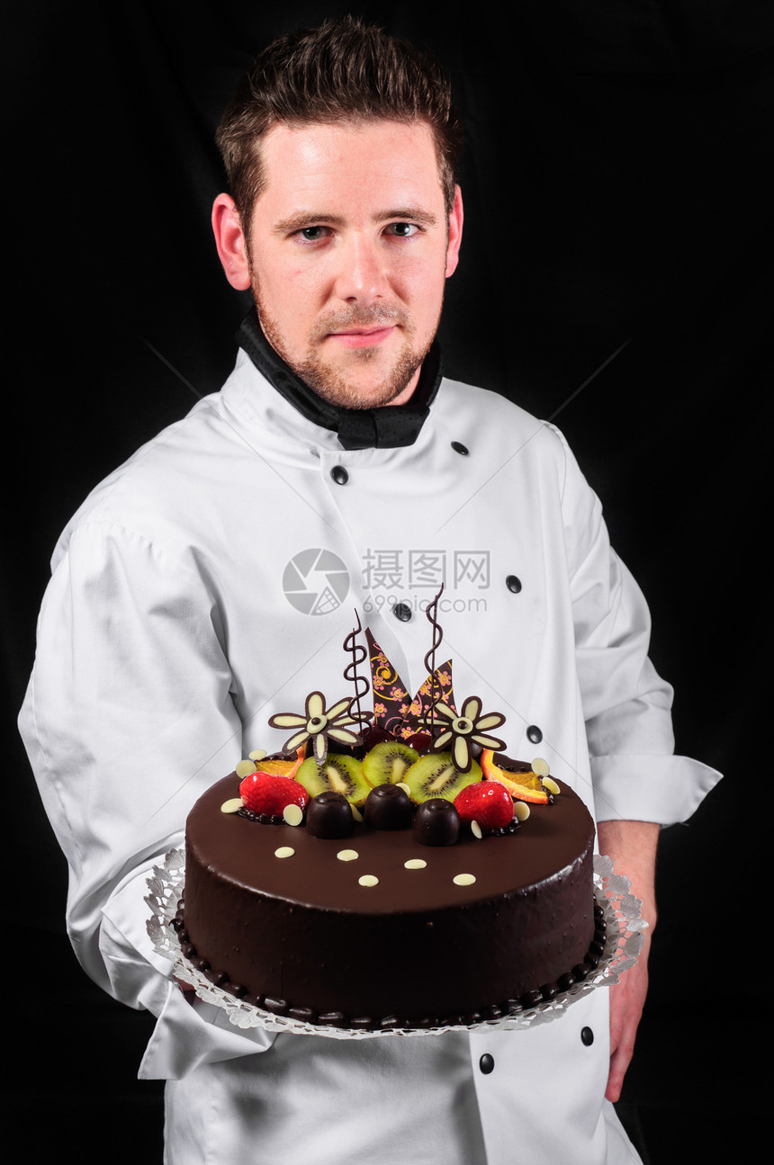 有蛋糕的英俊厨师男性圆圈礼物奶油橙子男人诱惑美食巧克力甜点图片