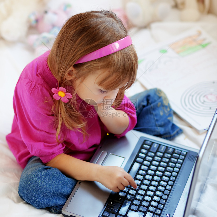 带笔记本电脑的小女孩键盘乐趣知识分子房间婴儿女儿苗圃杂草孩子游戏图片