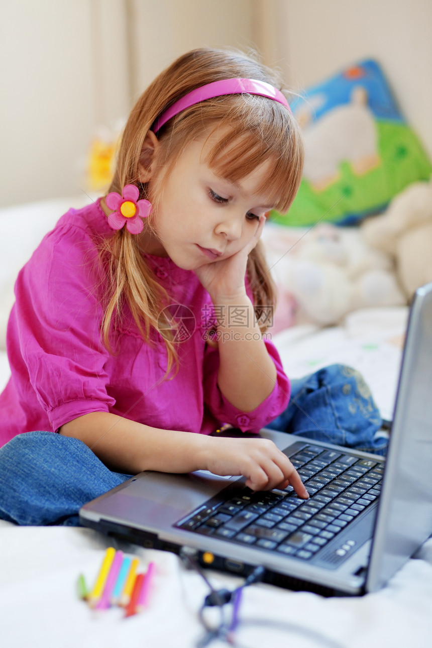 带笔记本电脑的小女孩游戏知识分子杂草教育女儿微笑房间女孩童年学习图片