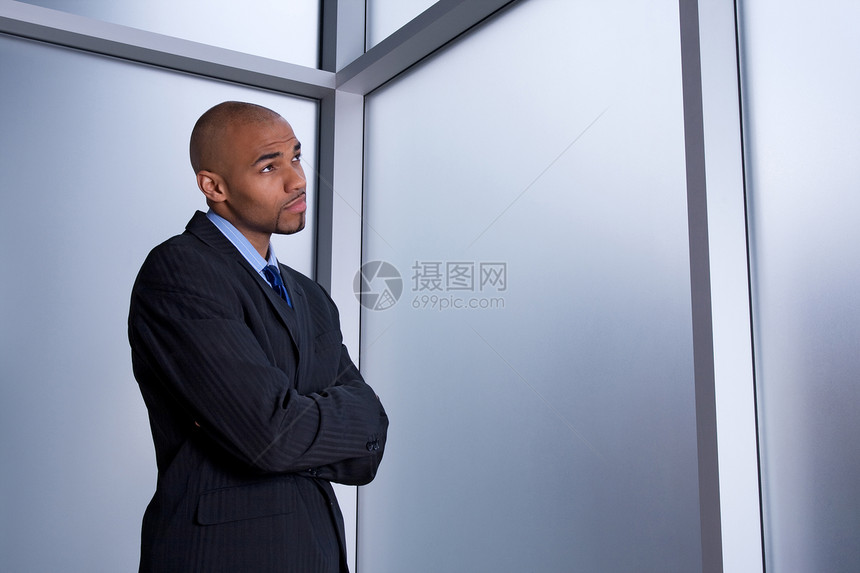生意人看着忧心沉思成人焦虑管理人员蓝色职业玻璃双臂老板经理图片