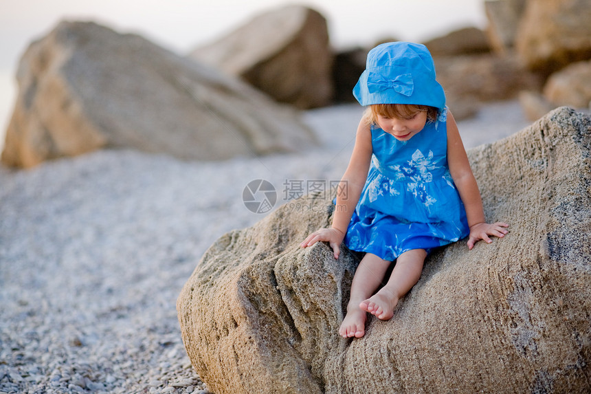 海滩上的小女孩快乐婴儿裙子日落海洋衣服女性女儿海岸假期图片