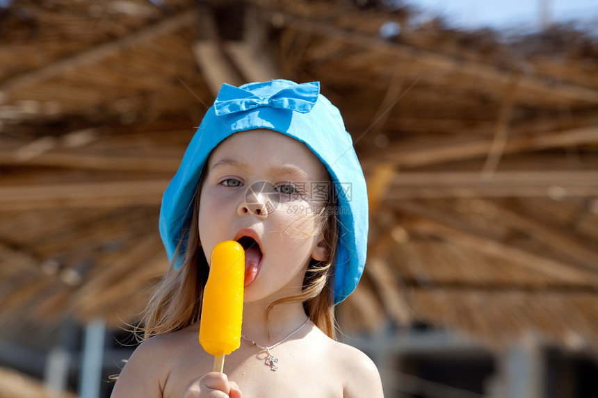 小女孩吃冰淇淋孩子们乐趣糖果女性食物奶油喜悦女孩孩子假期图片