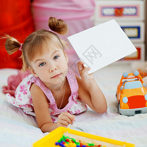 玩具插图持有空白卡的儿童背景