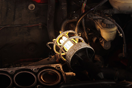 旧工业灯机械框架金属白色黄色黑色作坊车辆发动机环境背景图片