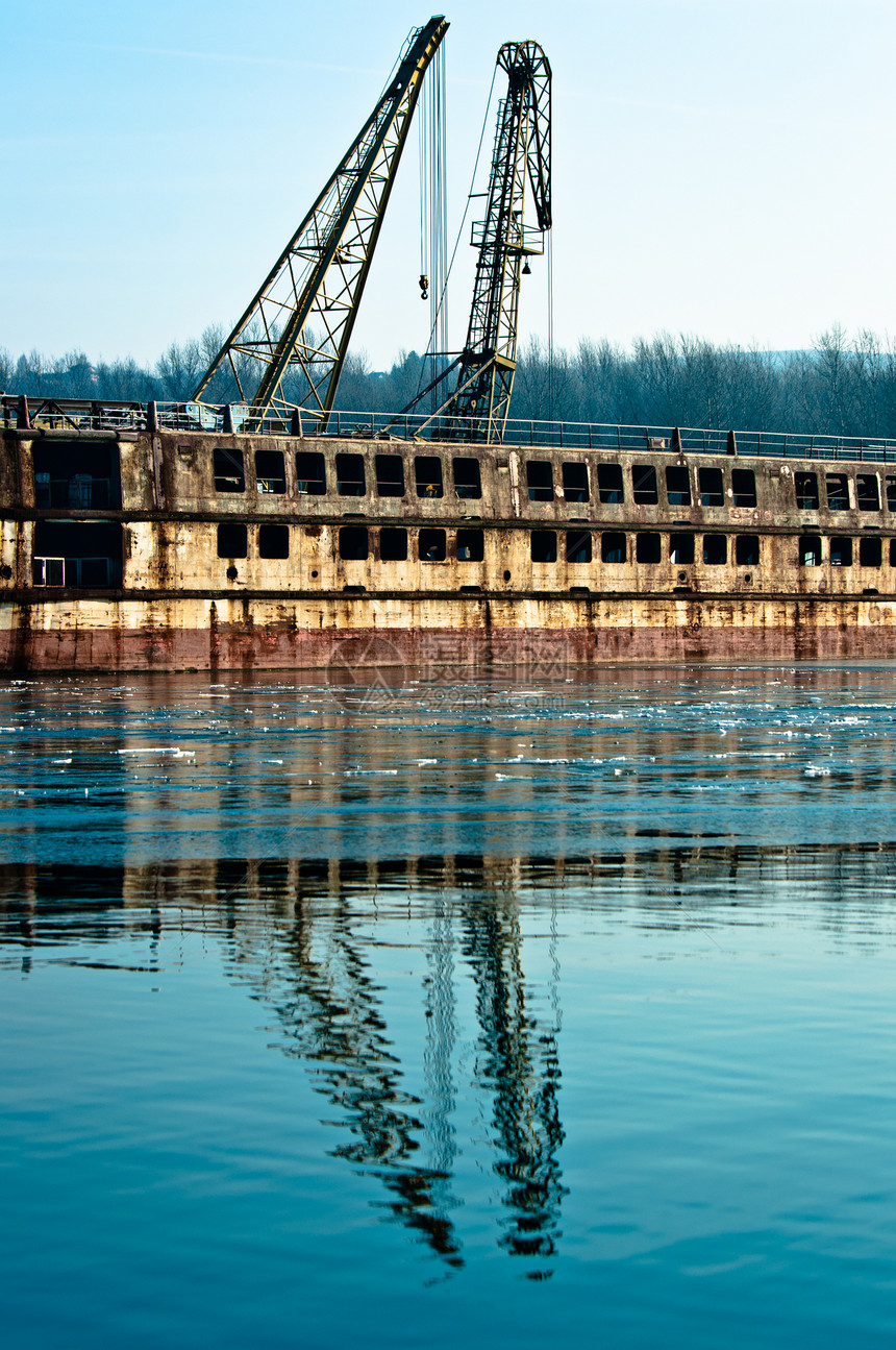 码头被损坏的工业船图片