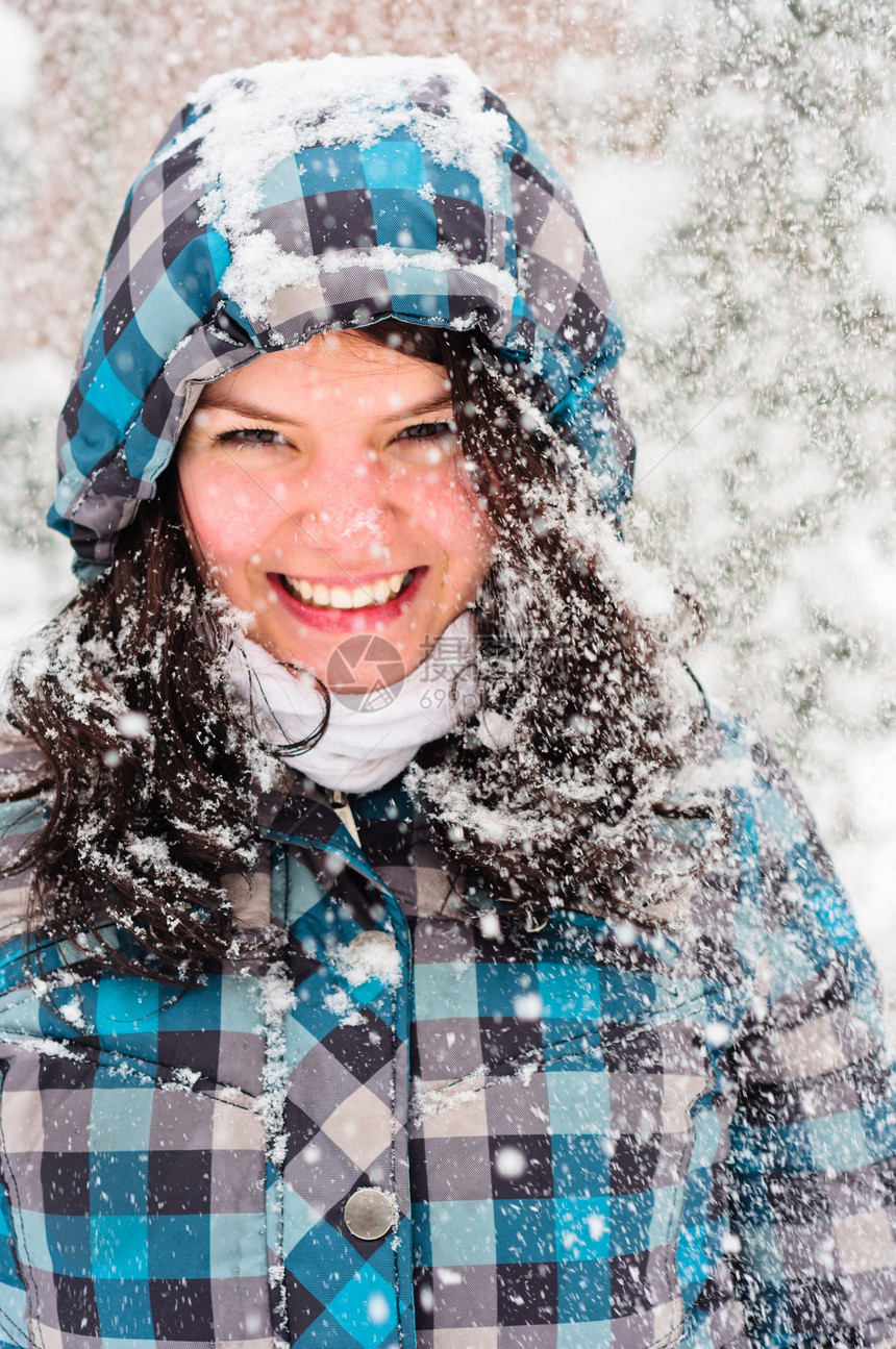 一张有好多雪花的女人的专注画面眼睛降雪围巾头发乐趣女孩们天气女孩季节女士图片