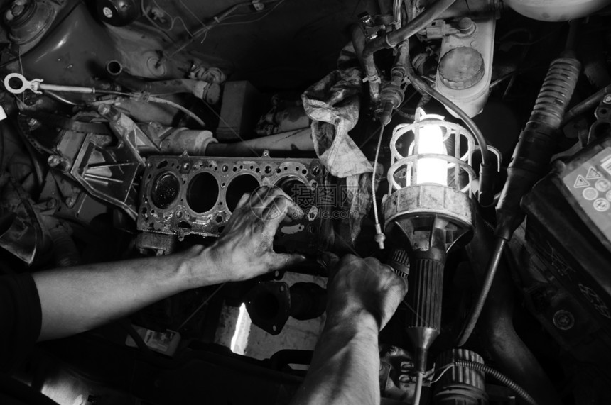 修理汽车工人的手维修公用事业男性车库男人商业车辆发动机运输职业图片