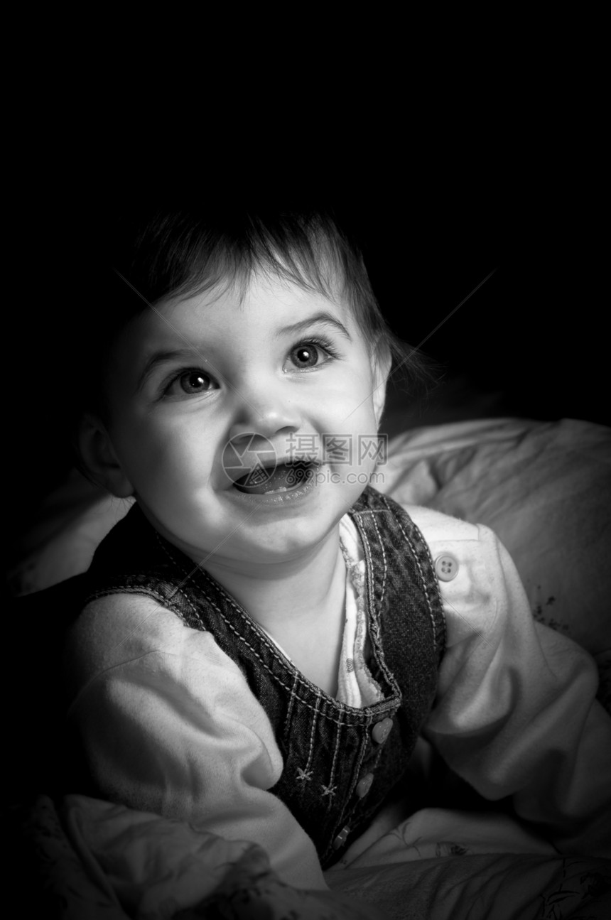 快乐的幼儿女性幸福黑色情感皮肤女孩微笑眼睛婴儿童年图片