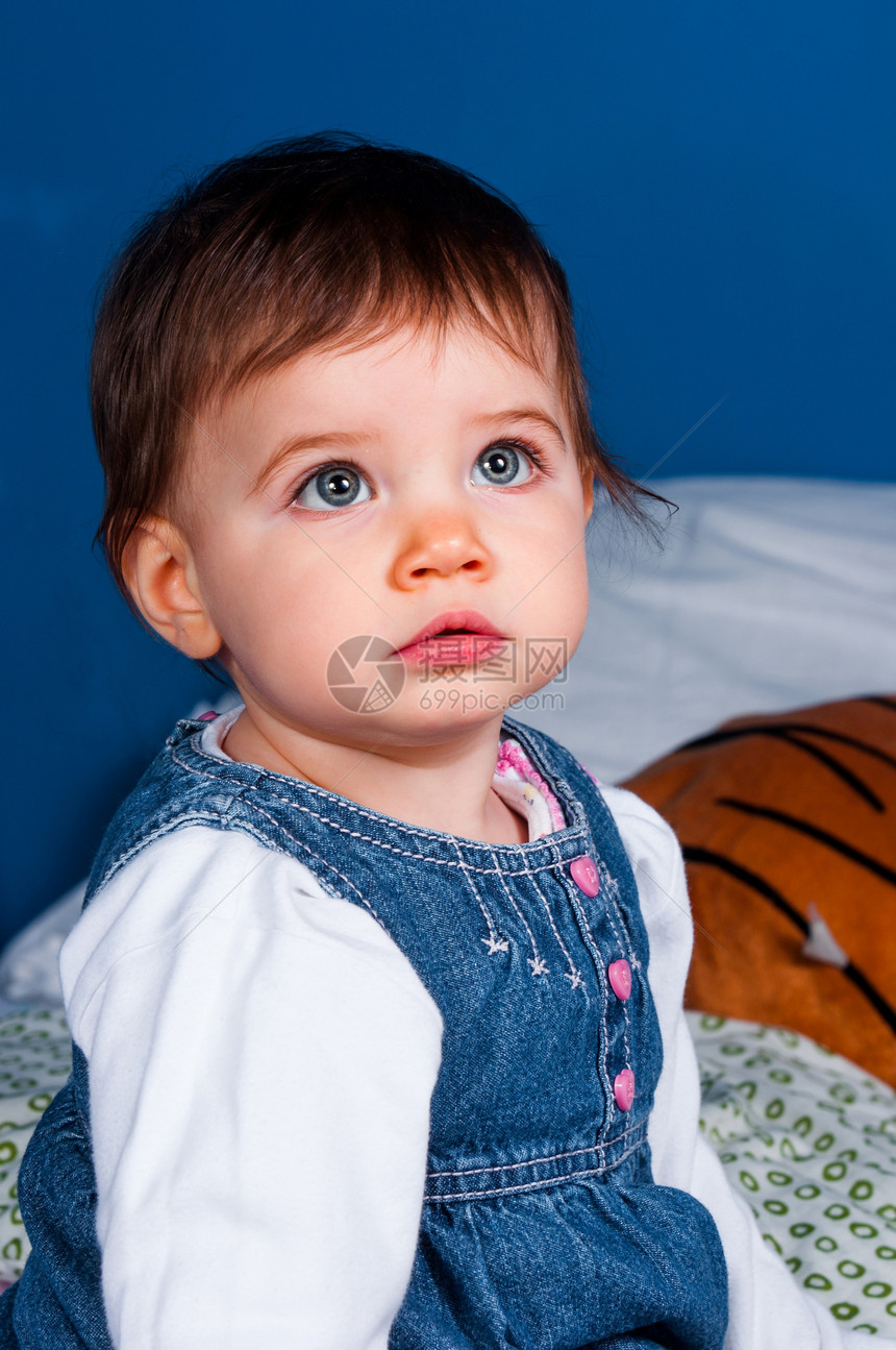 小女孩看起来很惊讶婴儿乐趣皮肤生活孩子情感白色微笑眼睛蓝色图片