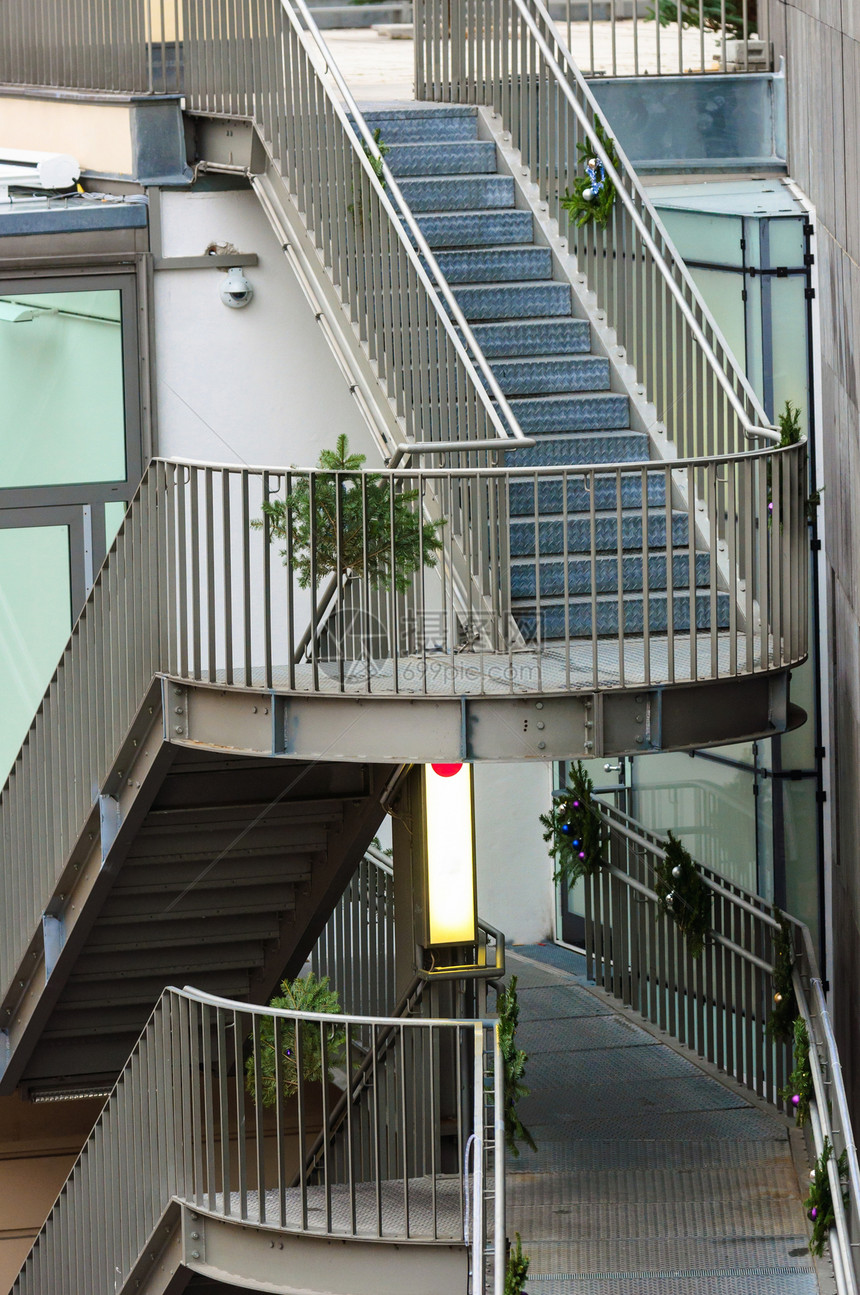 现代楼梯艺术蓝色工业概念绿色地面金属办公室建筑学玻璃图片