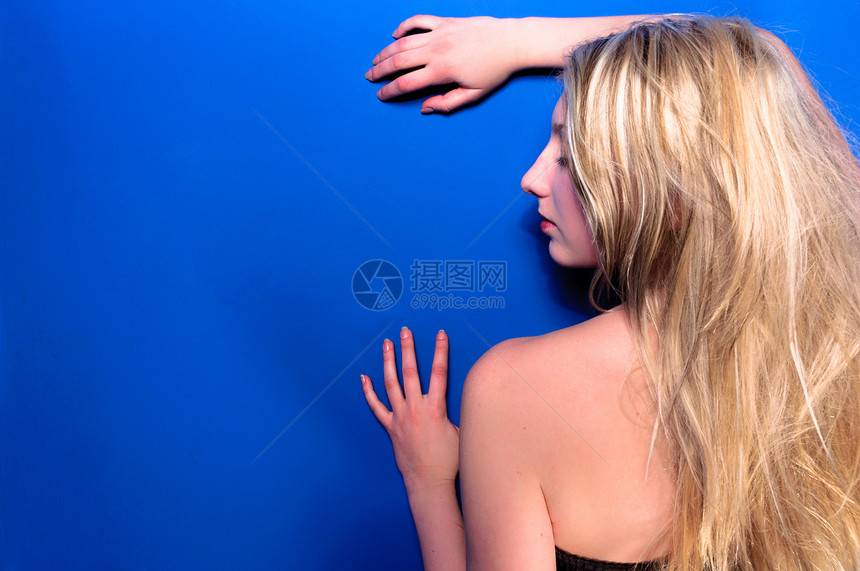 蓝墙对面的金发女孩画像女士工作室白色女性发型生活个性蓝色图片