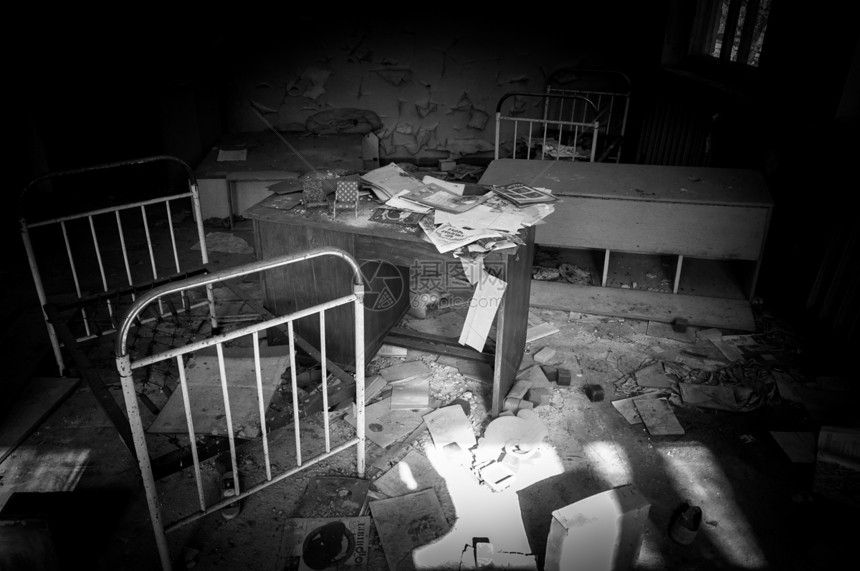 切尔诺贝利被弃置的带有玩具的育婴所童年苗圃水平照片房间地面废墟幼儿园黑色房子图片