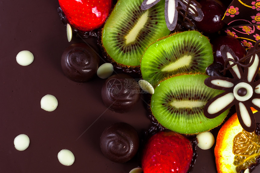 蛋糕的顶端礼物手工巧克力甜点食物奇异果奶油奢华美食糕点图片