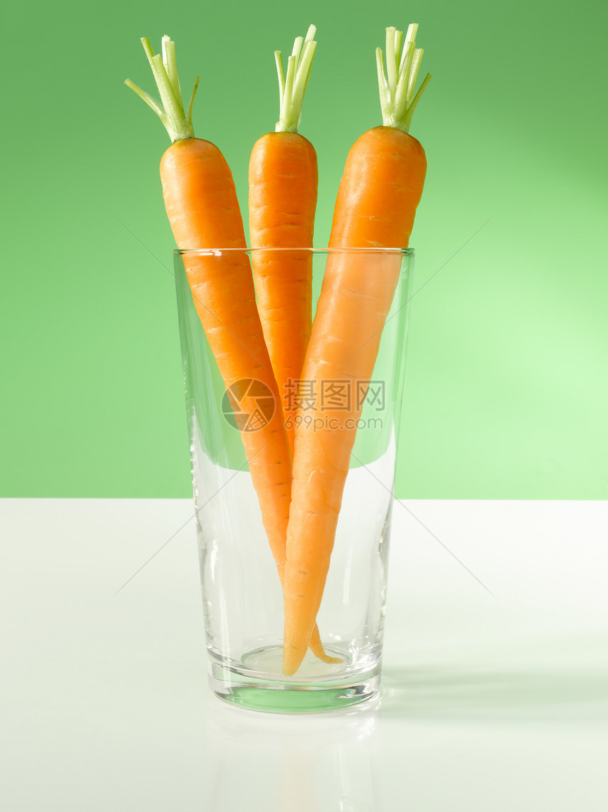 玻璃中的胡萝卜烹饪蔬菜绿色土壤橙子图片