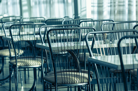 一张带有金属椅子和桌子的食堂照片咖啡店房间商业销售房子框架贸易食物蓝色建筑背景图片
