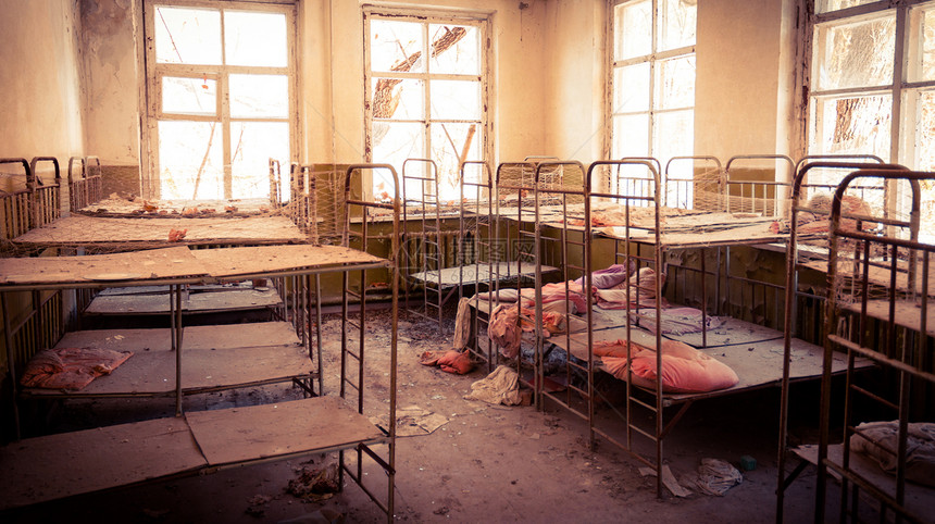 切尔诺贝利被遗弃的婴儿托儿所幼儿园房子孩子废墟玩具枕头窗户危险房间地面图片