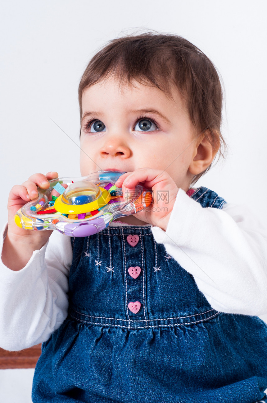 一位年轻的幼儿照片情感皮肤玩具手指新生孩子蓝色婴儿快乐育儿图片