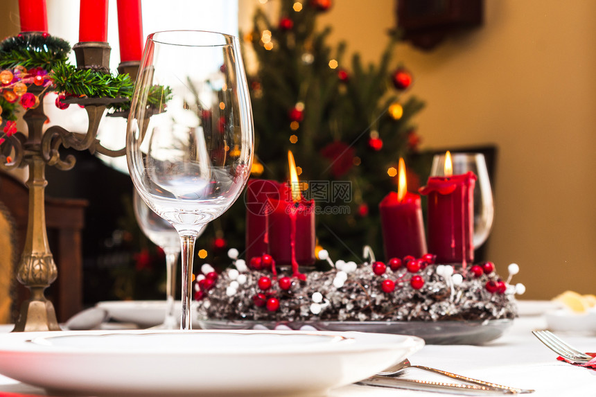 设置圣诞节桌银器餐具桌布玻璃餐巾用餐食物反射咖啡店水晶图片