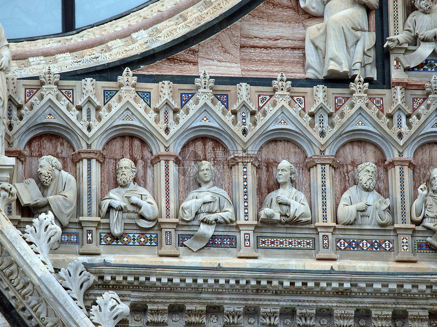 Duomo外墙的建筑细节锡耶纳宽慰教会窗户拱廊圣母艺术雕塑大理石耳堂大教堂图片